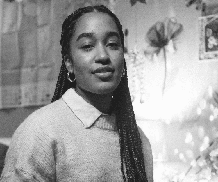 Portrait en noir et blanc d’une fille regardant vers la caméra